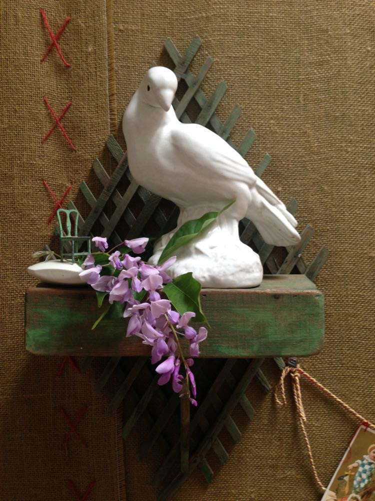 Vintage ceramic dove with peaceful and serene design