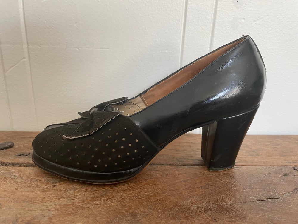 Vintage black suede toe shoes 