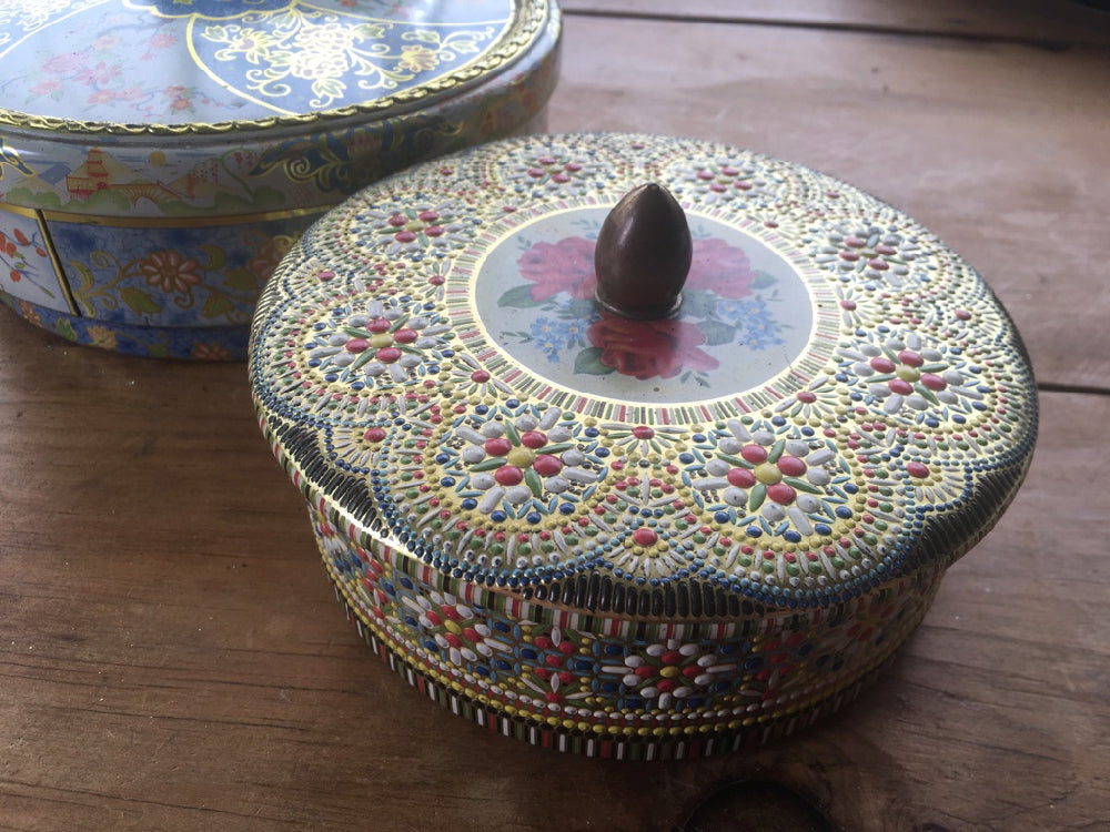  Vintage tea tin with felt lining 